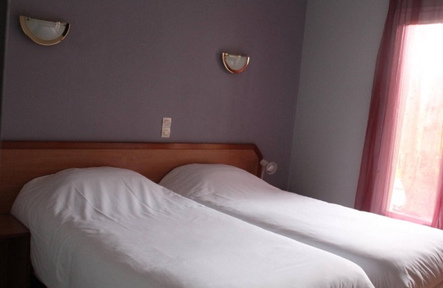 HOTEL ROOM IN THE COUNTRYSIDE NEAR THOUARS 79