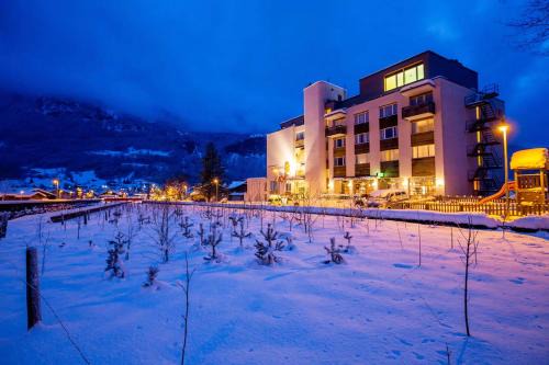 Hotel Sherlock Holmes & Restaurant "200 m Gondola to Hasliberg Ski"