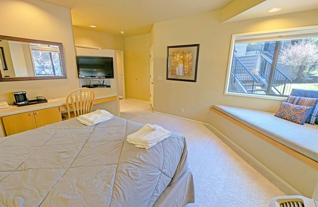 Hotel-Style, King Bed, Ground Floor Condo-331B