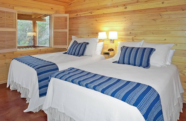 Hotel Style Suite with Two Queen Beds - Minutes from Downtown!