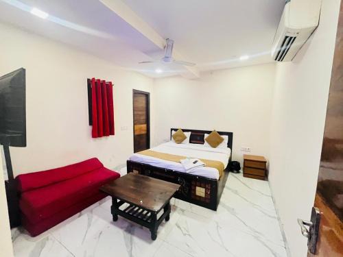 Hotel Three Stay - Near Dilli Haat Janakpuri