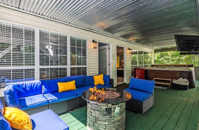 HotTUB 5 KINGs Sauna Kayaks Arcade Sleeps 17 Lake+Beachy Area