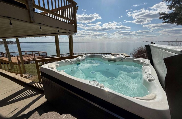 Hottub|Bar+GameArea|Kayak|Paddlebrds|Sleeps12+