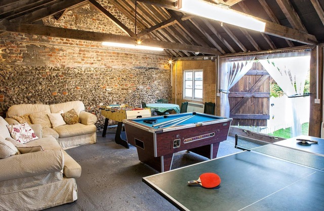 Houghton Farmhouse - sleeps 18 guests in 7 bedrooms