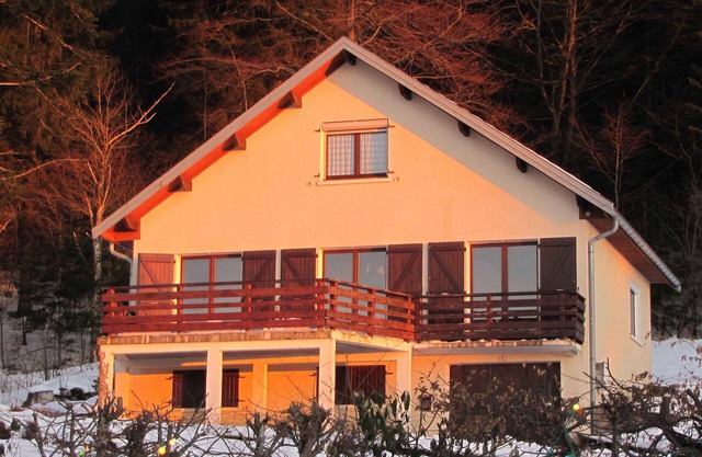 House 4 to 8 people on a hill overlooking a lake, altitude 950 meters