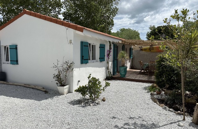 House 55m2 air-conditioned 5pers 25m from the sea fenced parking 2 cars