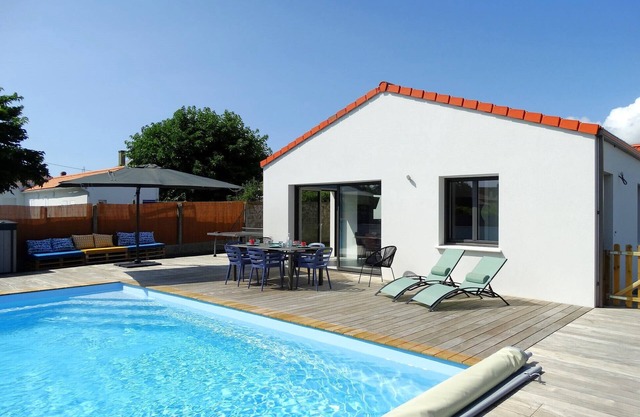 House 6 with heated pool in St-Hilaire