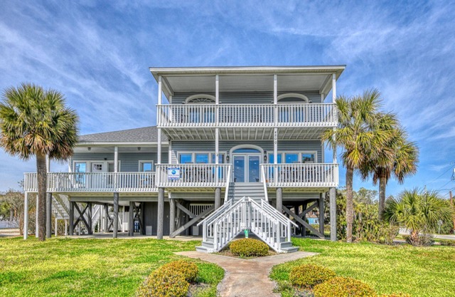 House across street from beach w/unobstructed view