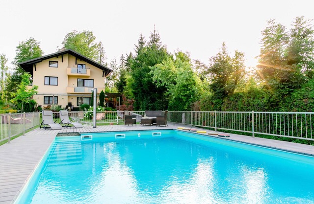 House on the forest * Apartments with pool * Lawn * Child-friendly * Beach *