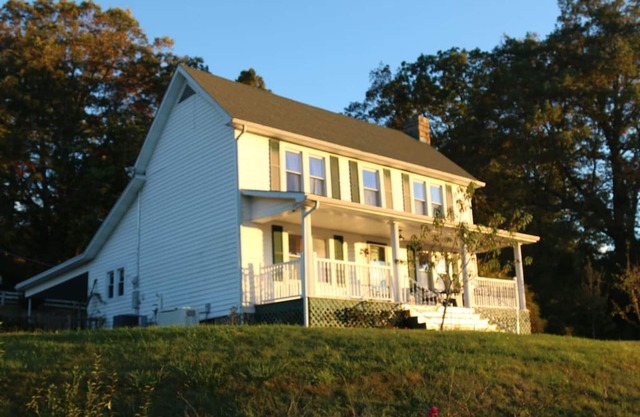 House · Awesome Flat Top Farmhouse - Ashwood Rentals