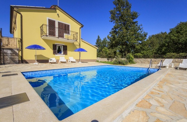 HOUSE DAVIDO WITH POOL A GREAT SWIMMING POOL PRIVATE PLAYGROUND HOUSEHOLD WELCOME