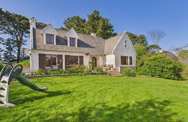 House for 10 with large garden, 250m from the sea