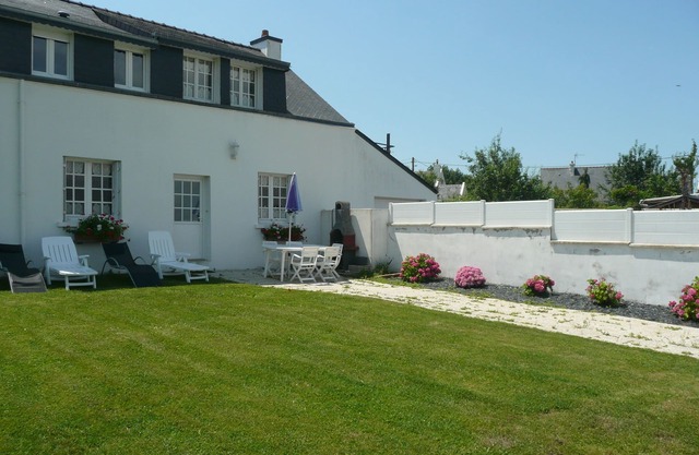 HOUSE FOR 6 PEOPLE IN OLD LONGERE 500M DAMGAN BEACH 56750