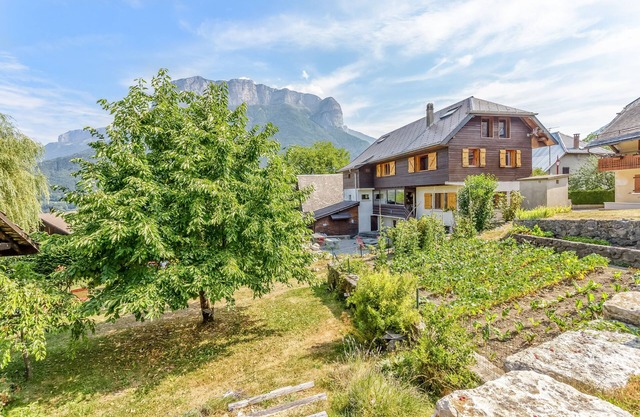 House in Annecy, between Lake and Mountains, 350m2, 16-18 beds