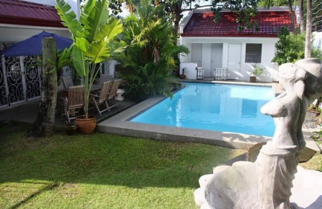 House in BF Homes Int. w/Pool and Jacuzzi