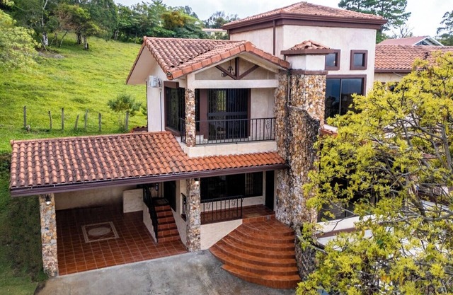 House in Boquete with king beds and hot tub