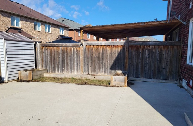 House In Brampton 5mins away from highway 427