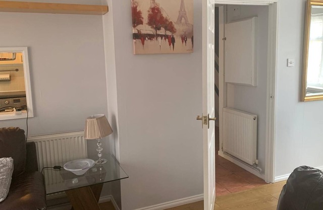 House in Elm Park, 15min drive from luton airport, Free WIFI, Free Parking