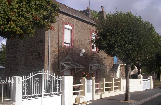 House in quiet residential area, close to shops and the beach