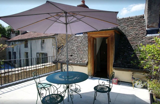house in the historic city center of Beaune terrace and aircon !