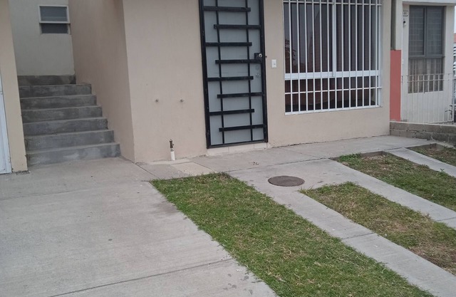 House located 10 min from the airport