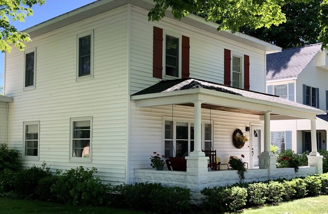House located in downtown Frankfort 5 blocks from Lake Michigan!