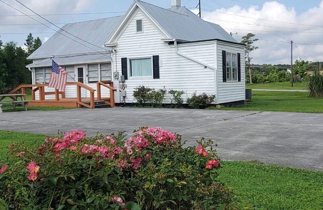 House: Lower prices! Snowbirds Welcome! Bring your boat for fall fishing