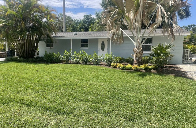 House minutes from Siesta Key