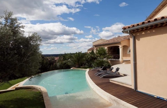 House of character with stunning views near Avignon