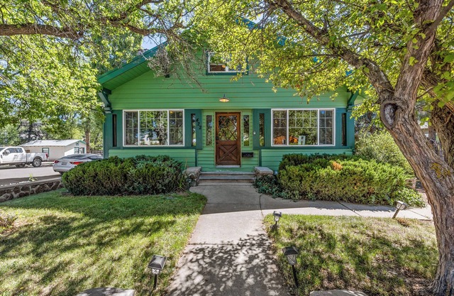 House of Mint - Down Town FLG w/ Hot Tub! Sleeps 12