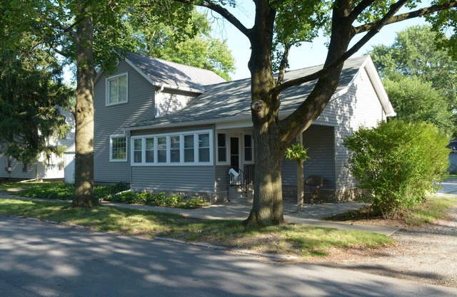 House of TarTar with year long hot tub next to adorable downtown Valparaiso