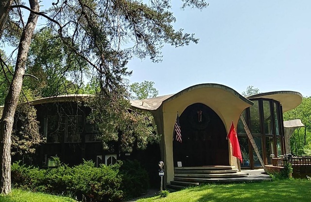 HOUSE OF THE FUTURE MANSION, 2 HUGE BEDROOMS w/WiFi, AC in Woods of W. Lansing