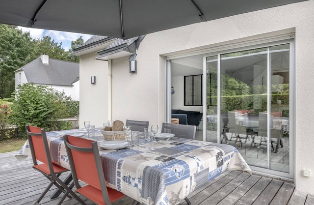 House on the edge of the woods, close to beaches and Gulf islands