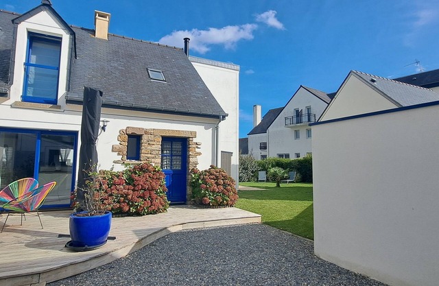 House on the Gavres peninsula, 2 minutes' walk from the main beach