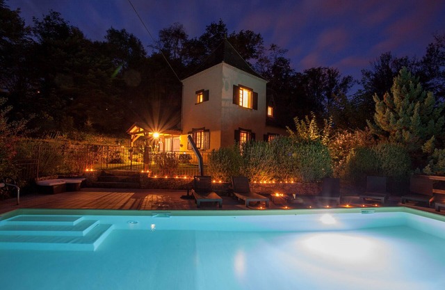 House rental w/pool, Jacuzzi, sauna in the Périgord Noir, 5 km away from Sarlat