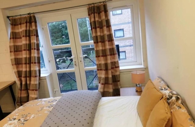 House - Sleeps 8 & Free Parking
