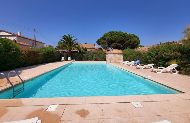 House Ste Maxime for 6/8 people 200 m from the beach with shared swimming pool