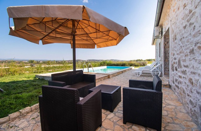 House Stone Curlew 3 (69741-K1) - Lišane Tinjske