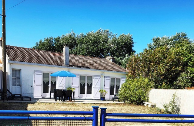 House three bedrooms, 5 minutes away from the beach, restaurants and shops