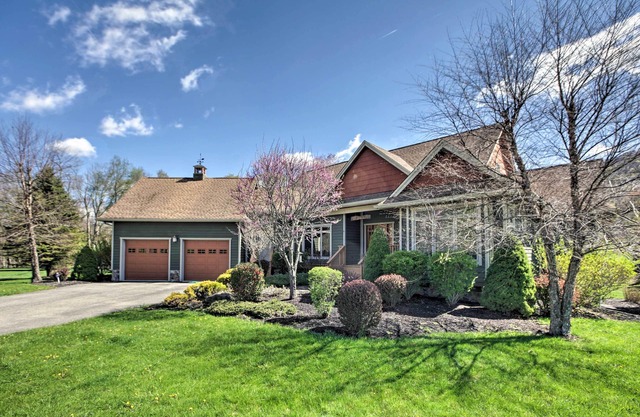 House w/Deck, Fire Pit - 15 Mins to Snowshoe!