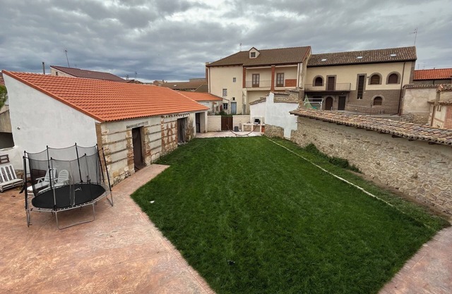 House with large garden, swimming pool, barbecue and 5 bedrooms.