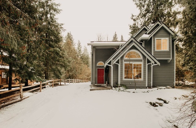 House w Hot Tub - Wifi - Fireplace - Pets Ok