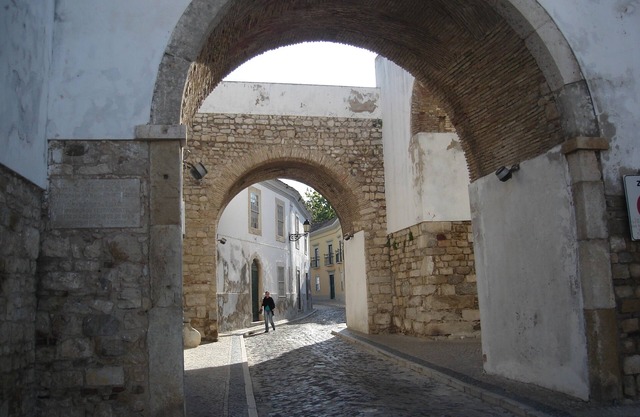 House well located in the historic center of Faro
