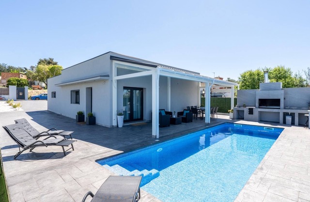 House with pool and barbecue 5min beach