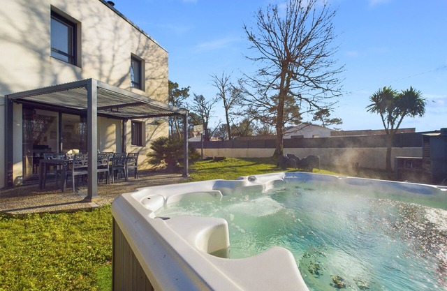 House with garden and jacuzzi for 8 people