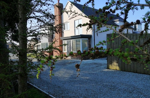 House with 5 Double bedrooms including large family room,4 Bathrooms, Gym &patio