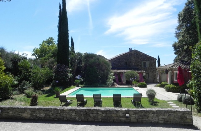 House with character in the middle of the vineyards with heated pool