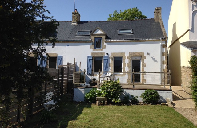 House with enclosed garden in the village of La Trinite Sur Mer - 5 persons