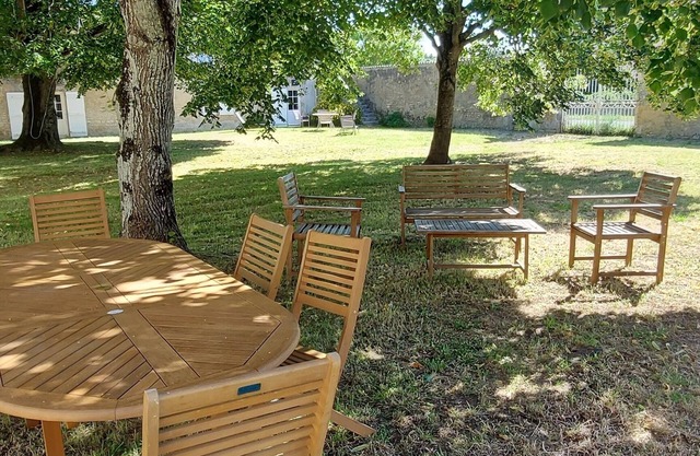 House with enclosed garden adjacent cycle path leading to the beach. Internet