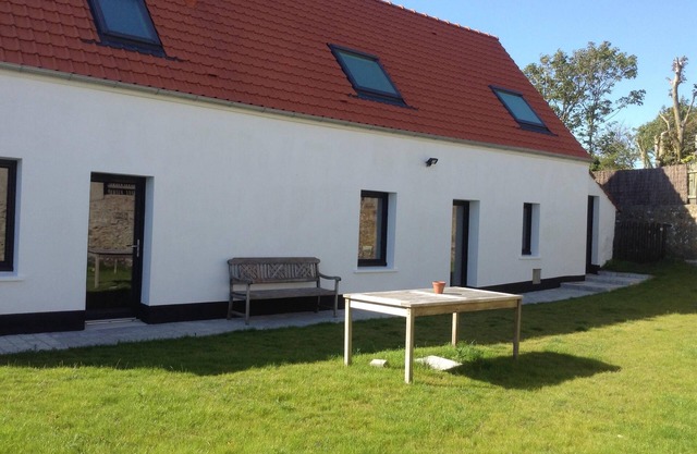 HOUSE WITH ENCLOSED GARDEN ANY COMFORT 200 METERS FROM THE AMBLETEUSE BEACH